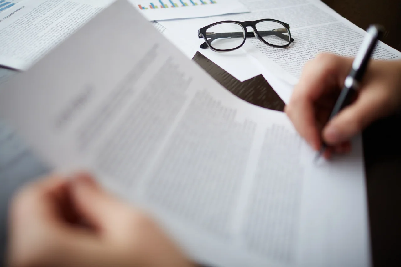 gafas-sobre-documentos